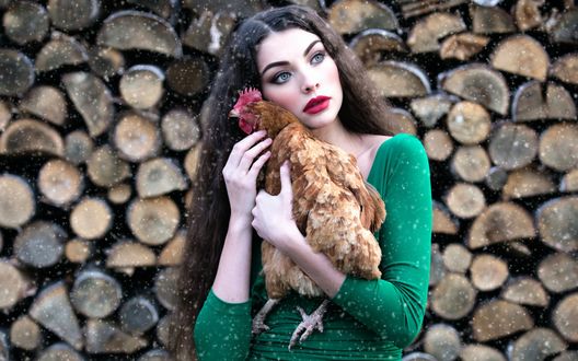 Обои на рабочий стол Девушка держит на руках курицу