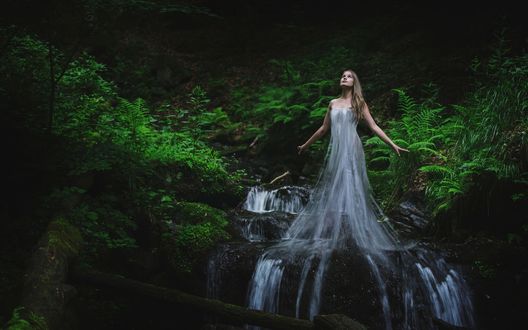 Обои на рабочий стол Девушка в платье из воды, by Baravavrova