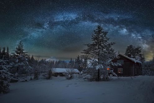 Обои на рабочий стол Домик в зимнем лесу, фотограф lapland
