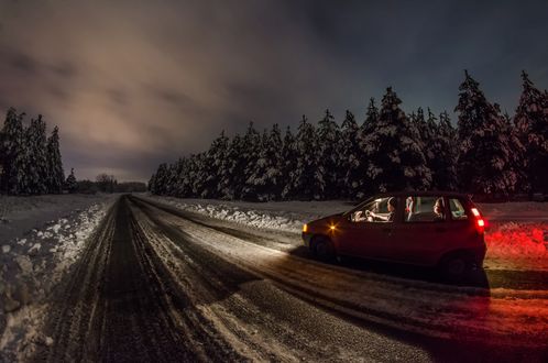 Обои на рабочий стол По зимней дороге едет авто