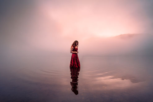 Обои на рабочий стол Девушка стоит в воде и видит свое отражение, ву Lizzy Gadd