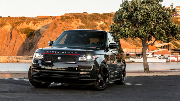 Обои на рабочий стол Черный Range Rover на фоне скал