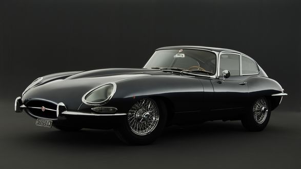 Обои на рабочий стол E-type Jaguar ретро спорткар черный на темном фоне