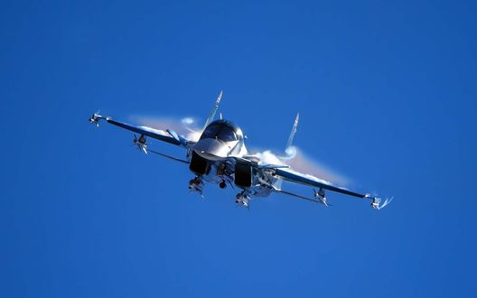 Обои на рабочий стол Фронтовой бомбардировщик Су-34 с подвешенным вооружением в полете
