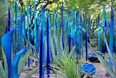 Обои на рабочий стол Стеклянные скульптуры Дейла Чихули (Dale Chihuly) в ботаническом саду пустыни Феникс штат Аризона США