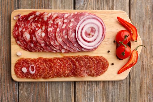 Обои на рабочий стол Доска с колбасной нарезкой и овощами