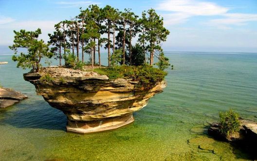 Обои на рабочий стол Остров Turnip Rock на берегах озера Гурон США. Эта удивительная скала, которую так же можно назвать островом, является одним из самых выдающихся мест этой местности