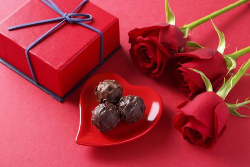 Обои на рабочий стол Valentines day, красные розы, шоколад и подарок ко дню св. Валентина