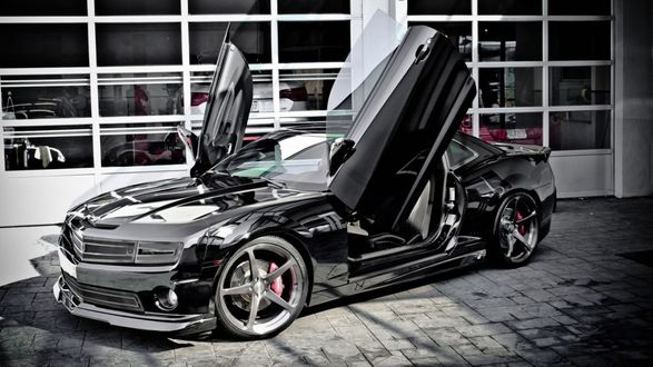 Обои на рабочий стол Шикарный черный тюнингованый Chevrolet Camaro