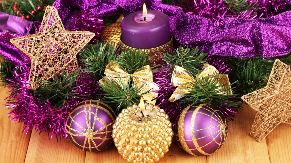 Обои для рабочего стола Фиолетовая и золотая свечи в ветках ели в окружении шаров, звездочек и мишуры