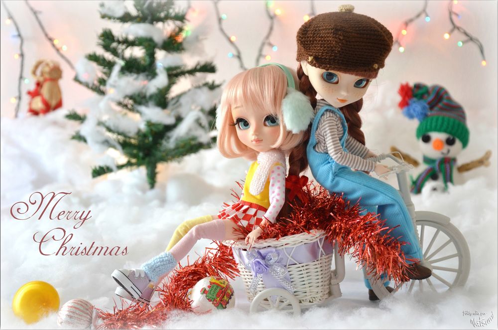 Обои для рабочего стола Две куклы сидят на велосипеде на фоне елочных игрушек, снеговика и елки (Merry Christmas / Счастливого Рождества)