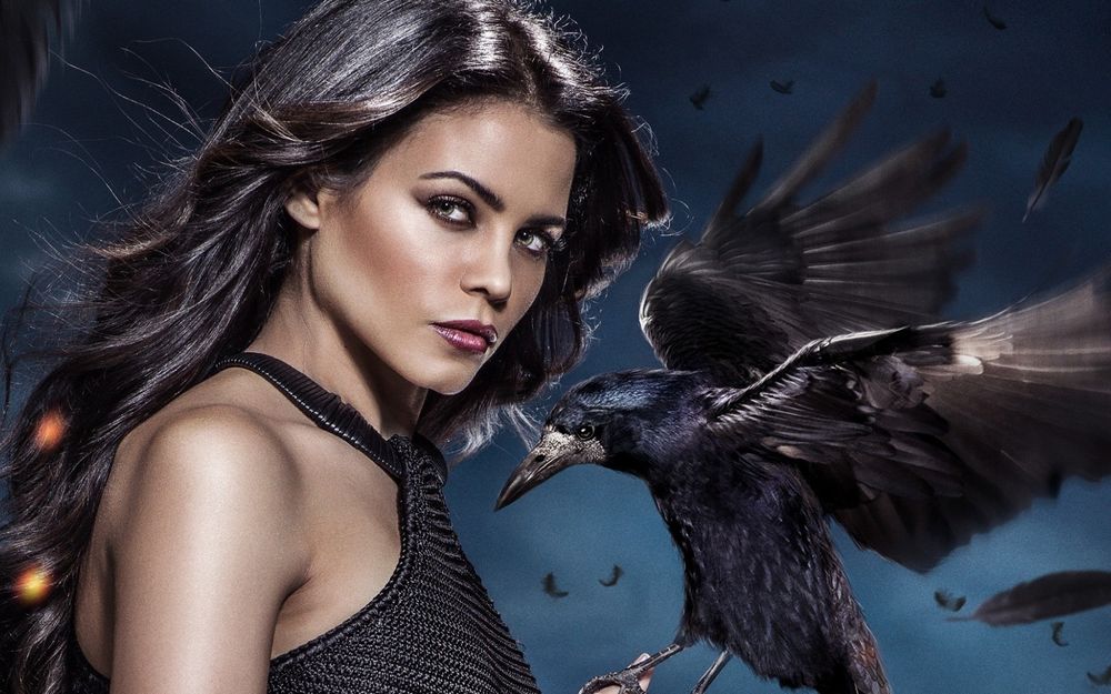 Обои для рабочего стола Актриса Дженна Деван-Татум / Jenna Dewan-Tatum с вороном кадр к фильму Ведьмы Ист-Энда / Witches of East End