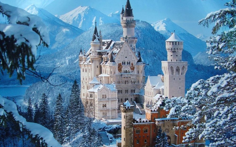 Обои для рабочего стола Одно из самых красивых мест Германии – королевский замок Нойшванштайн. Это отражение древнегерманского эпоса в камне, воплощение наяву легенд из средних веков, дух двух великих людей – Людвига Баварского и Рихарда Вагнера