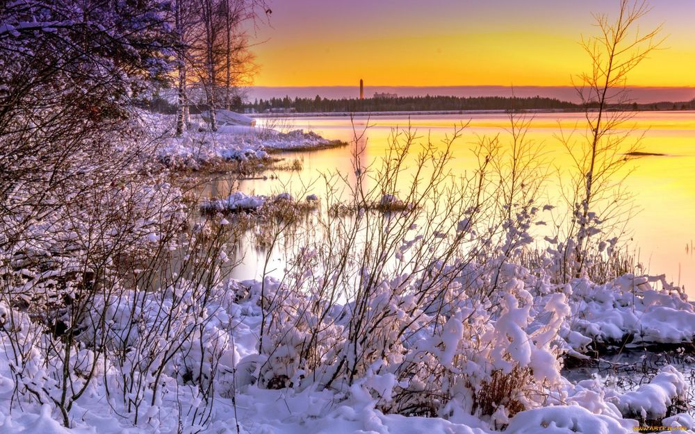 Обои для рабочего стола Закат солнца на озере, берега которого покрыты снегом