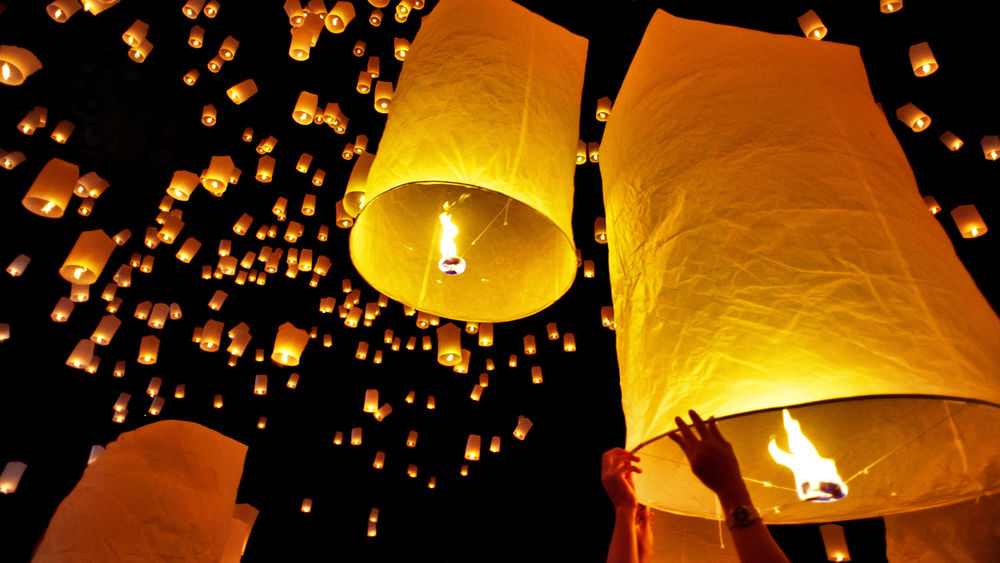 Обои для рабочего стола Запуск бумажных фонарей ночью на празднике Chiang May в Tailand / Тайланде