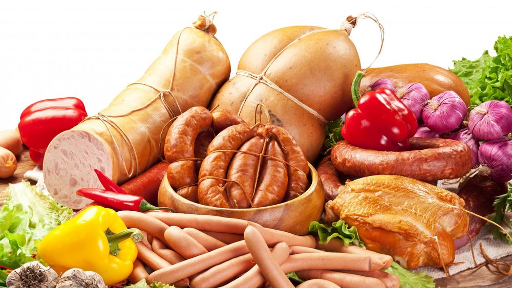 Обои для рабочего стола Изобилие мясных и колбасных изделий с овощами