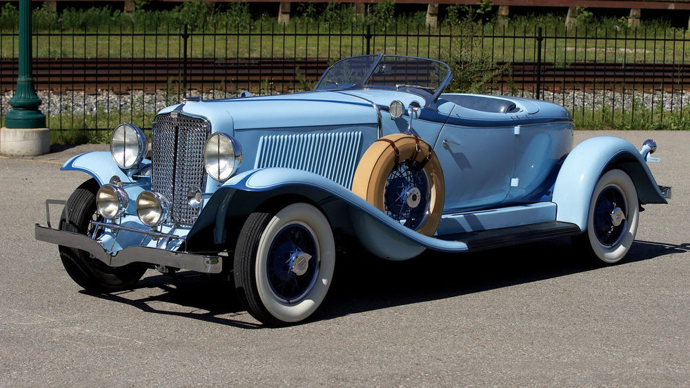 Обои для рабочего стола Ретро автомобиль Аuburn Speedster 1931 голубой у заборчика возле железной дороги