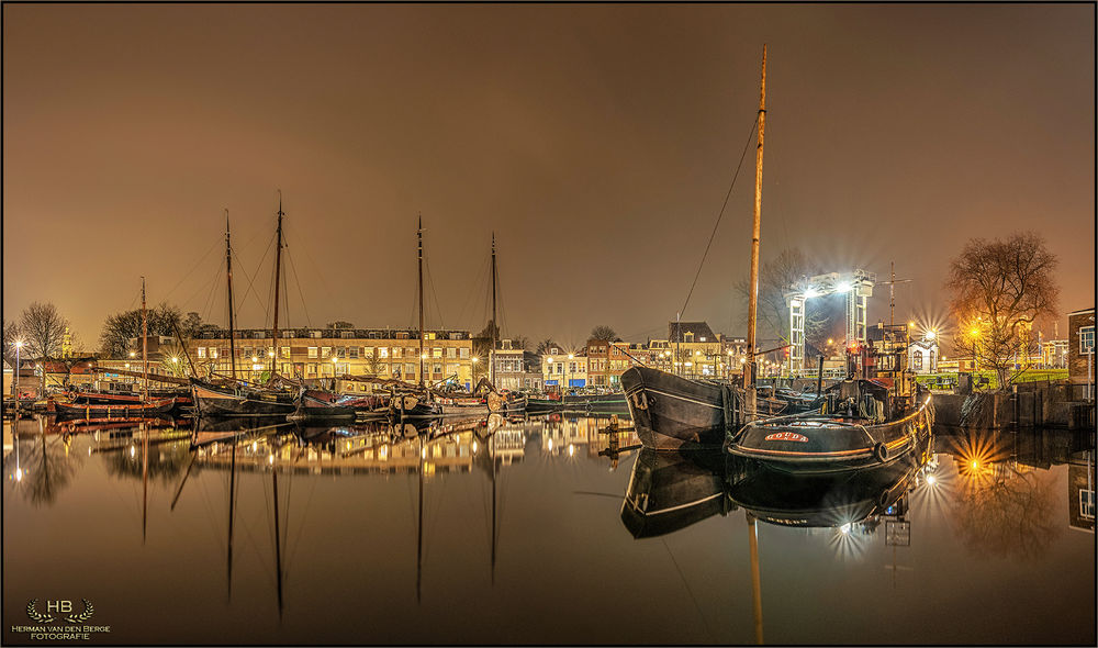 Обои для рабочего стола The Old Harbor of Gouda, Netherlands / Старый порт Гауда, Нидерланды, ву Herman van den Berge