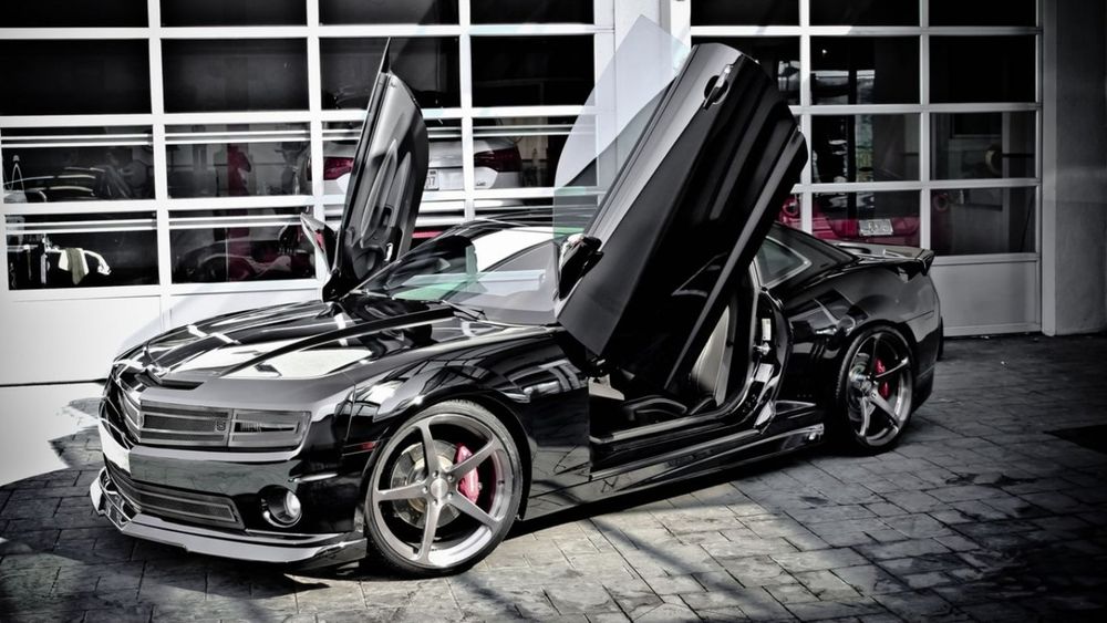 Обои для рабочего стола Шикарный черный тюнингованый Chevrolet Camaro