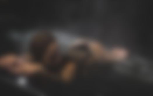 Обои на рабочий стол Девушка в бассейне в черном купальнике