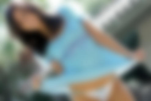 Обои на рабочий стол Привлекательная девушка в голубеньком платье