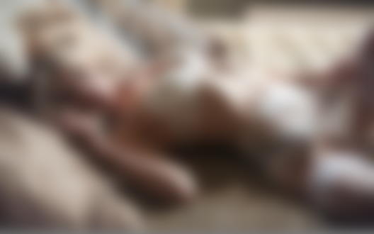 Обои на рабочий стол Девушка лежит на кровати в красивом белом белье