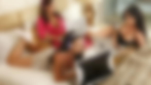 Обои на рабочий стол Симпатичные девушки с длинными волосами, в легкой одежде, лежат с ноутбуками на кровати