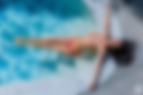 Обои на рабочий стол Модель Ashlee Lynn в бассейне