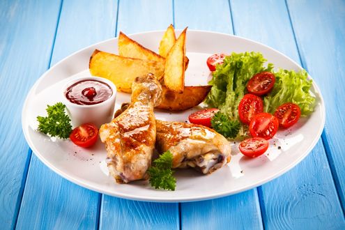 Обои на рабочий стол Тарелка с окорочками, фри и овощами