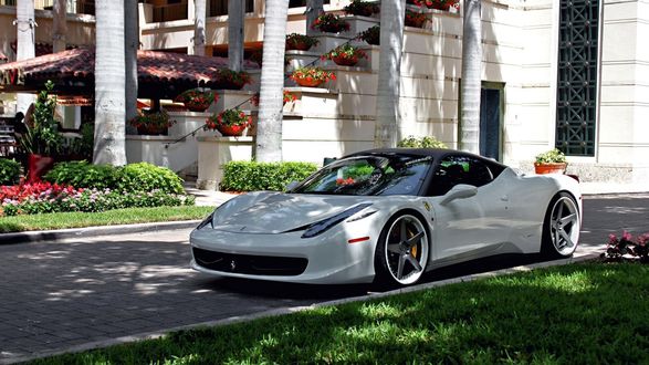 Обои на рабочий стол Белая Ferrari стоит во дворе