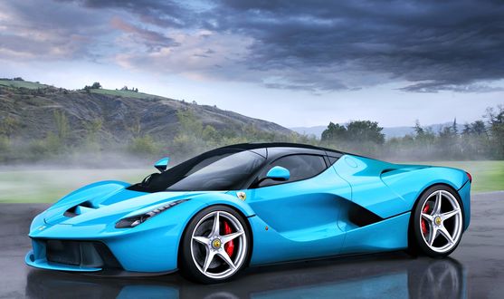 Обои на рабочий стол Ferrari голубого цвета на фоне туманых холмов