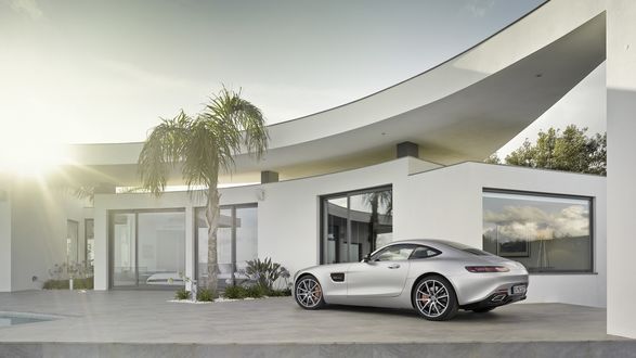 Обои на рабочий стол Mercedes benz на фоне белого дома