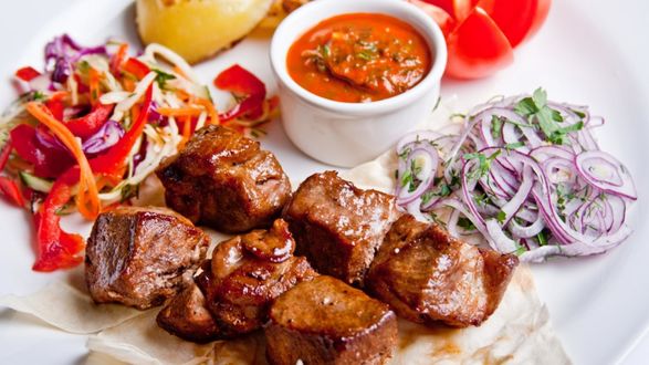 Обои на рабочий стол Шашлыки с соусом и луком