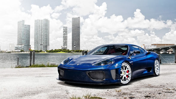 Обои на рабочий стол Голубой споркар Ferrari 360 Modena стоит на набережной