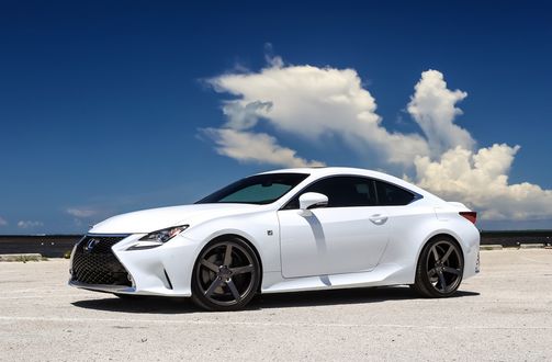 Обои на рабочий стол Автомобиль Lexus Белый RC350 F-Sport стоит на набережной на фоне облачного неба