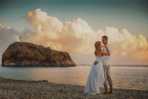 Обои на рабочий стол Мужчина и женщина стоят на берегу моря, автор Myrka ARTphoto