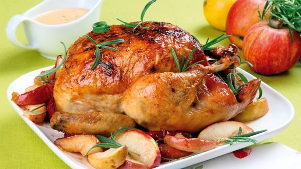 Обои на рабочий стол Аппетитная курочка с яблоками