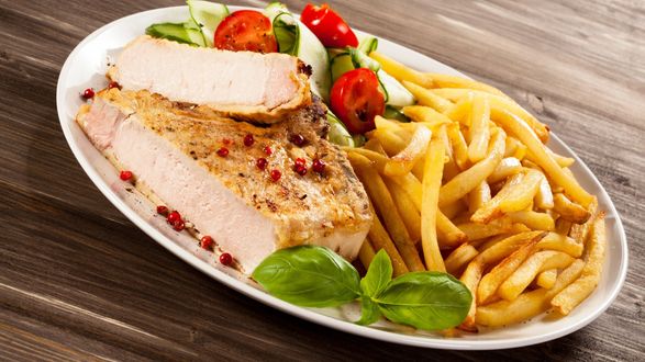 Обои на рабочий стол Тарелка с мясом и фри