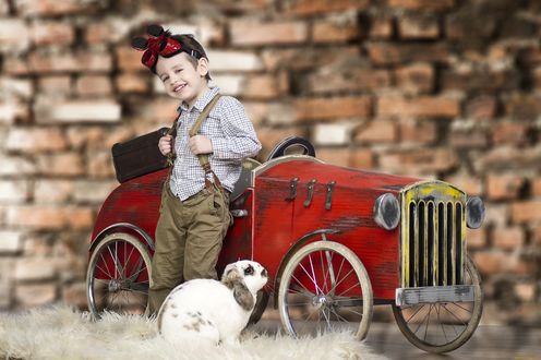 Как сделать арт с машиной мальчик смотрит на витрину в фотошопе