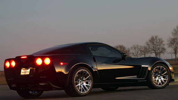 Обои на рабочий стол Hennessey Chevrolet Corvette седьмого поколения, с включенными габаритными огнями