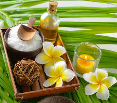 Обои на рабочий стол Spa набор, зажженная свеча, цветы, соль и ароматическое масло на деревянном подносе