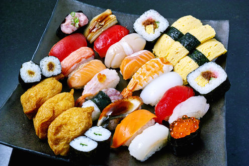 Обои на рабочий стол Японская кухня, суши и роллы из морепродуктов на квадратном блюде