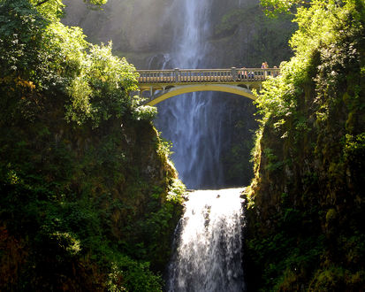 Обои на рабочий стол Мост в ущелье над водопадом, Multnomoh waterfalls, USA / США