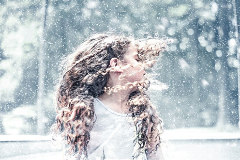 Обои на рабочий стол Девочка под падающим снегом, ву Carmit Rozenzvig