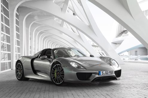 Обои на рабочий стол Porsche 918 Spyder Nearly Sold Out, на фоне здания