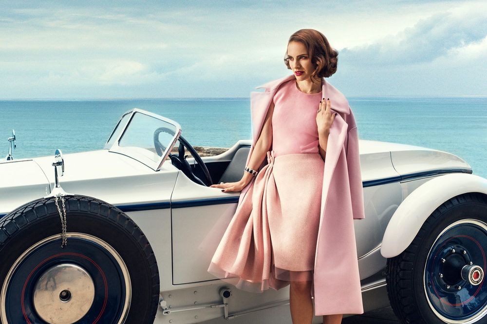Обои для рабочего стола Natalie Portman в розовом платье стоит рядом с автомобилем