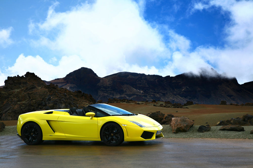Обои для рабочего стола Lamborghini Gallardo желтого цвета на фоне гор
