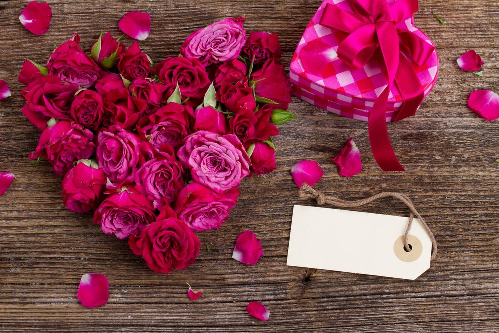 Обои для рабочего стола Цветы красных роз выложенные в форме сердца, подарок перевязанный лентой, бирка с тесемкой, Valentins day (Валентинов день)