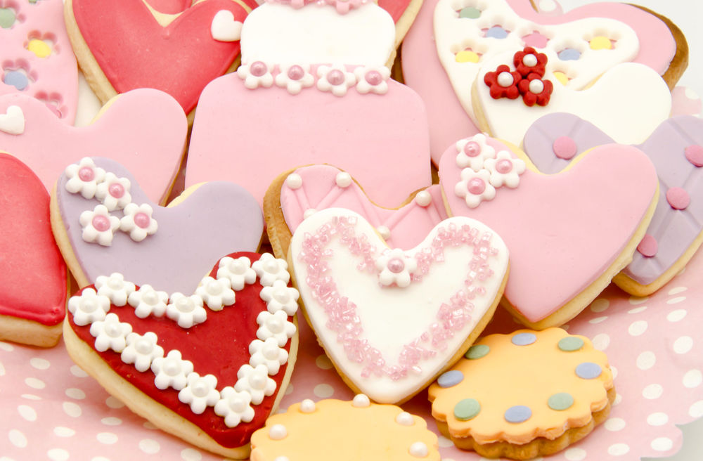 Обои для рабочего стола Печенье в форме сердечек, украшенное цветной глазурью, к Дню Святого Валентина