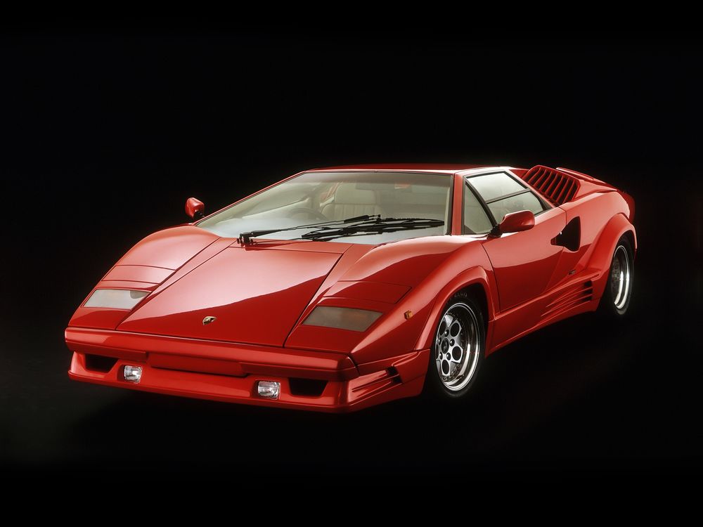 Обои для рабочего стола На черном фоне Lamborghini Countach спортивный итальянский автомобиль красного цвета